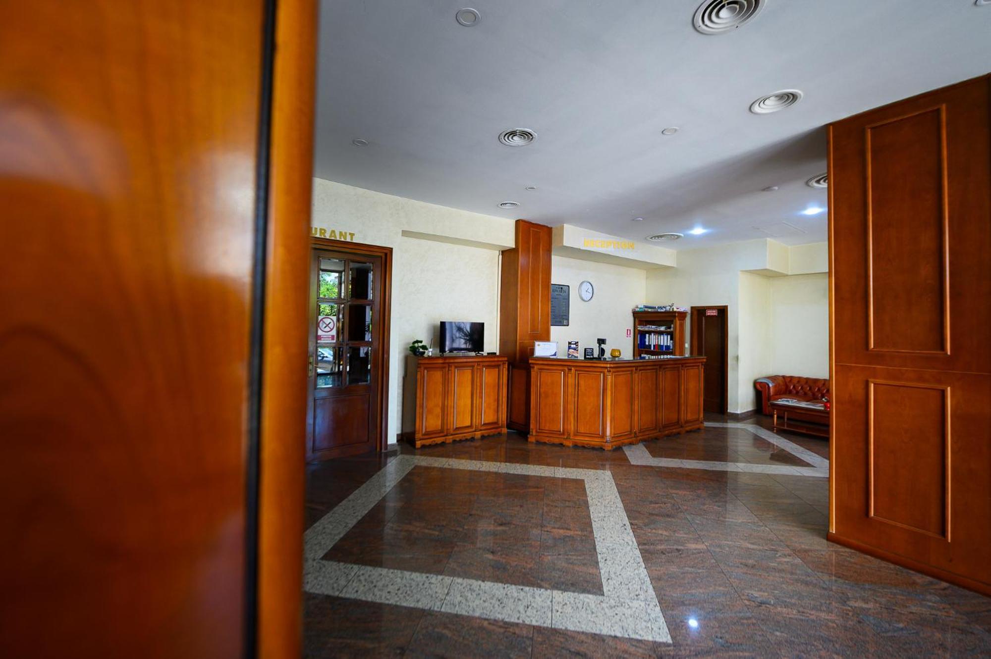 Hotel Bavaria Craiova Exterior foto